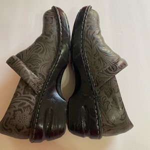 Boc Woman’s/Ladies gray with black print slip on clogs.